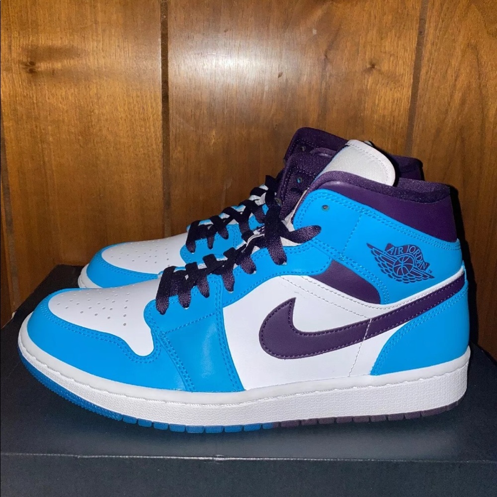 Jordan 1 Mid Hornets